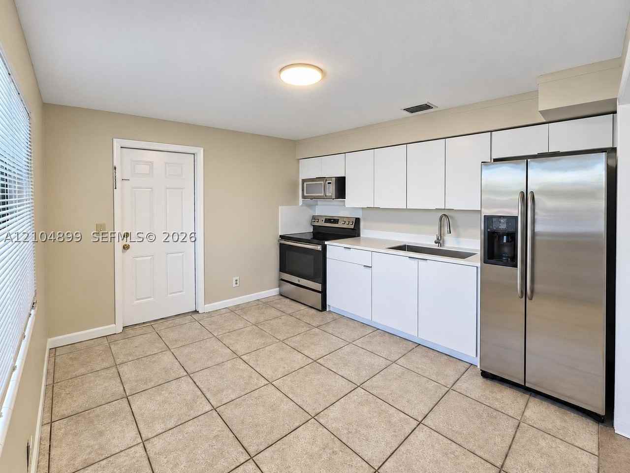 4271 Ne 5th Ave #4271 - Photo 6 of 10