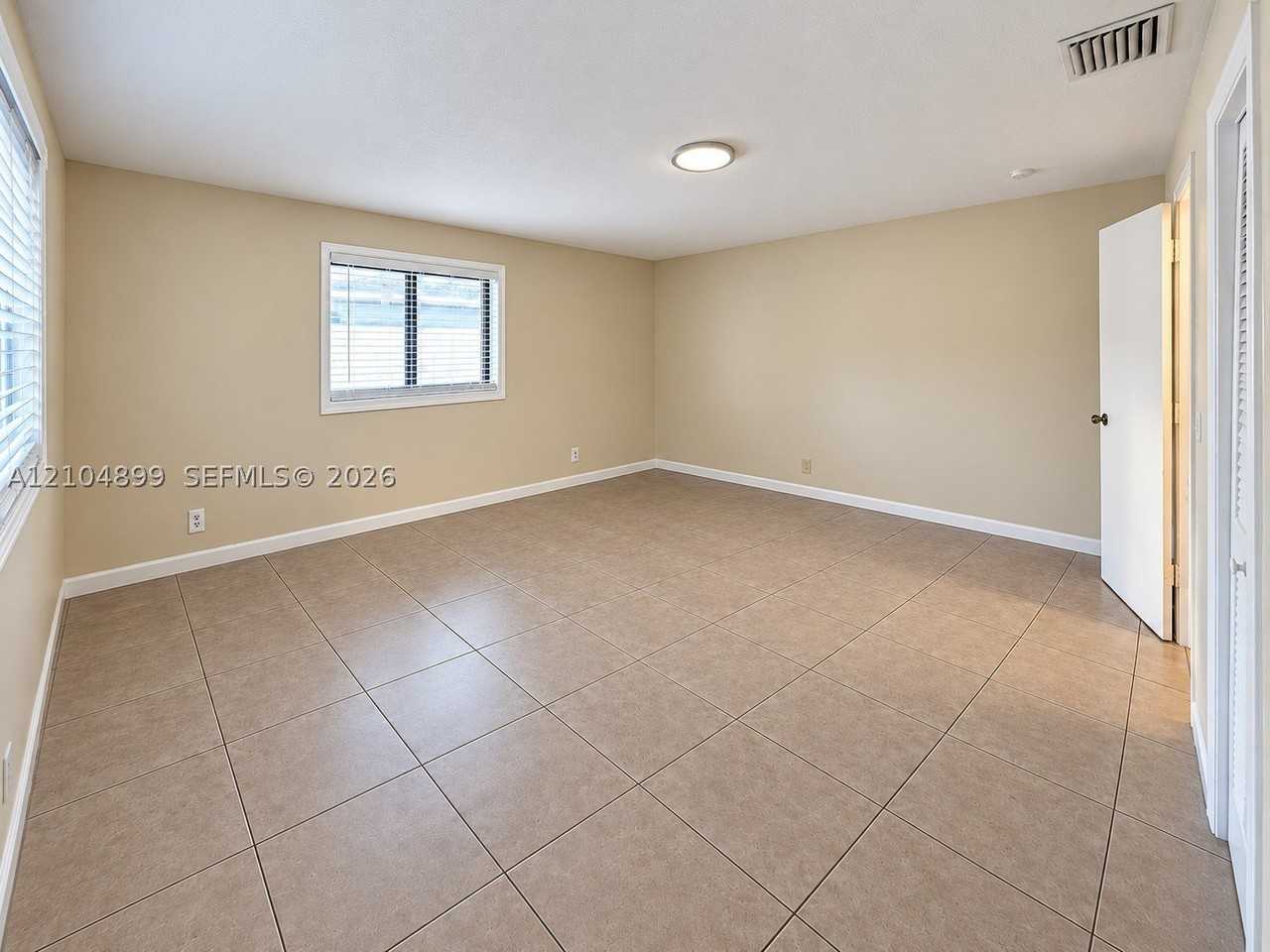4271 Ne 5th Ave #4271 - Photo 7 of 10