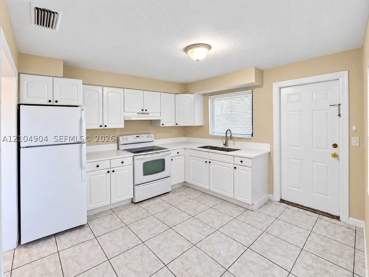 4281 Ne 5th Ave #4281 - Photo 3 of 13