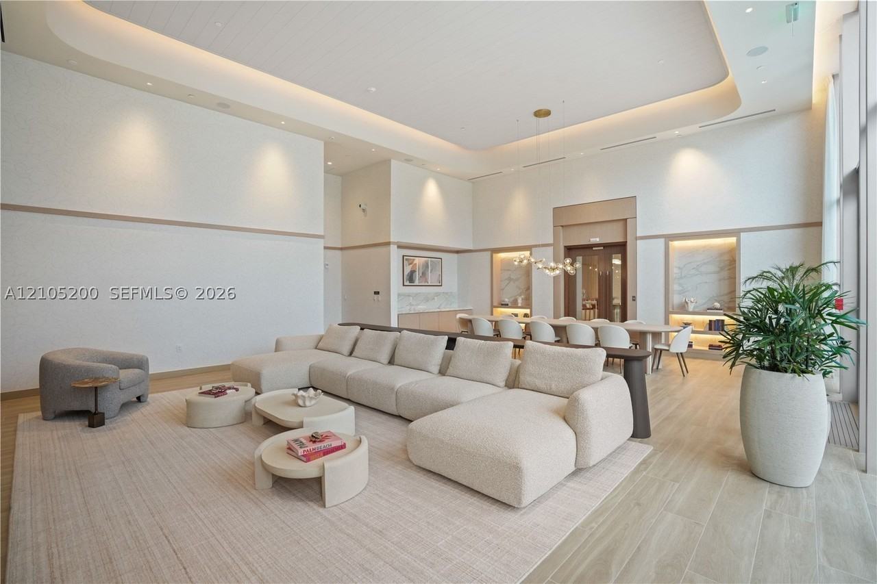 2411 Laguna Cir