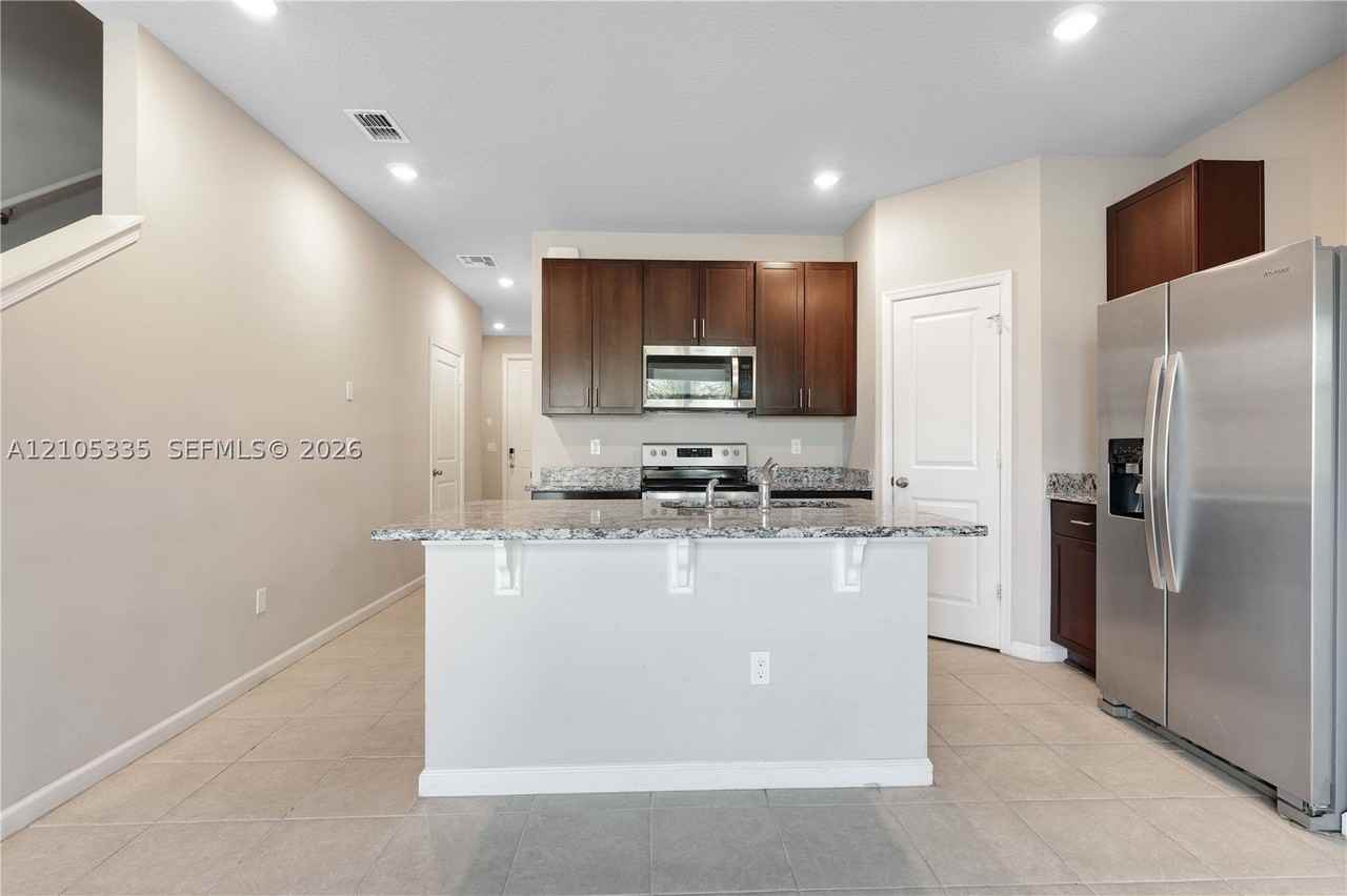 1761 Lindley St - Photo 4 of 39