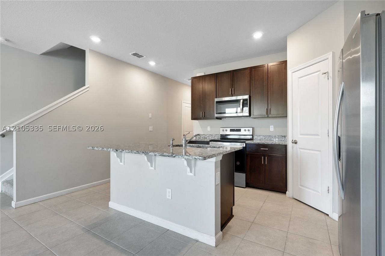 1761 Lindley St - Photo 5 of 39