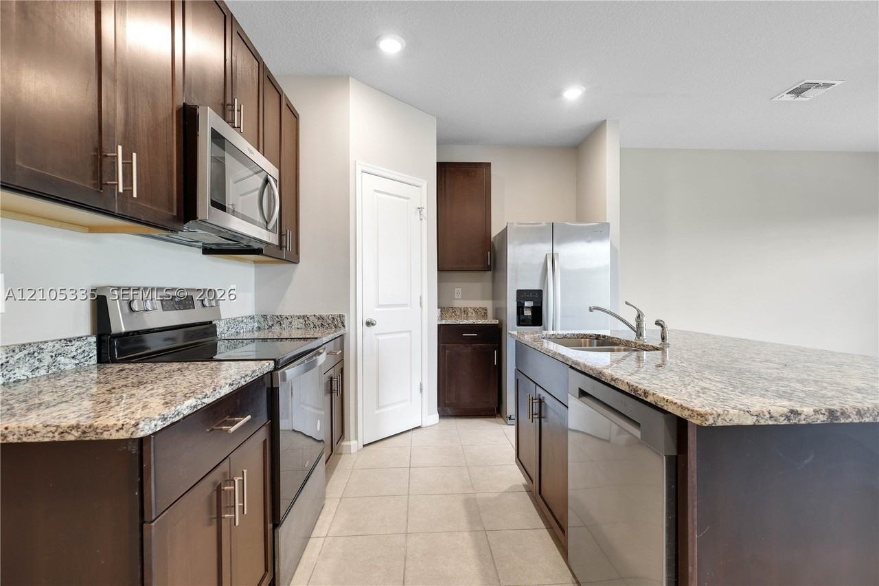 1761 Lindley St - Photo 6 of 39