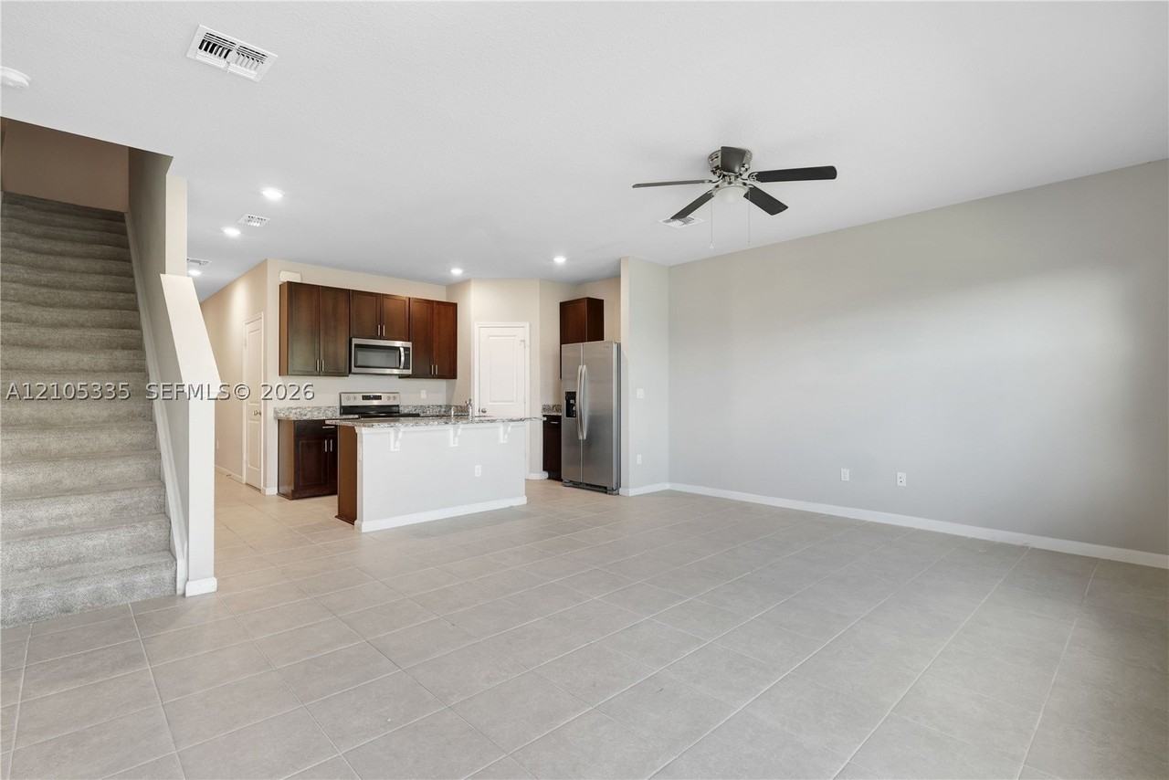 1761 Lindley St - Photo 7 of 39