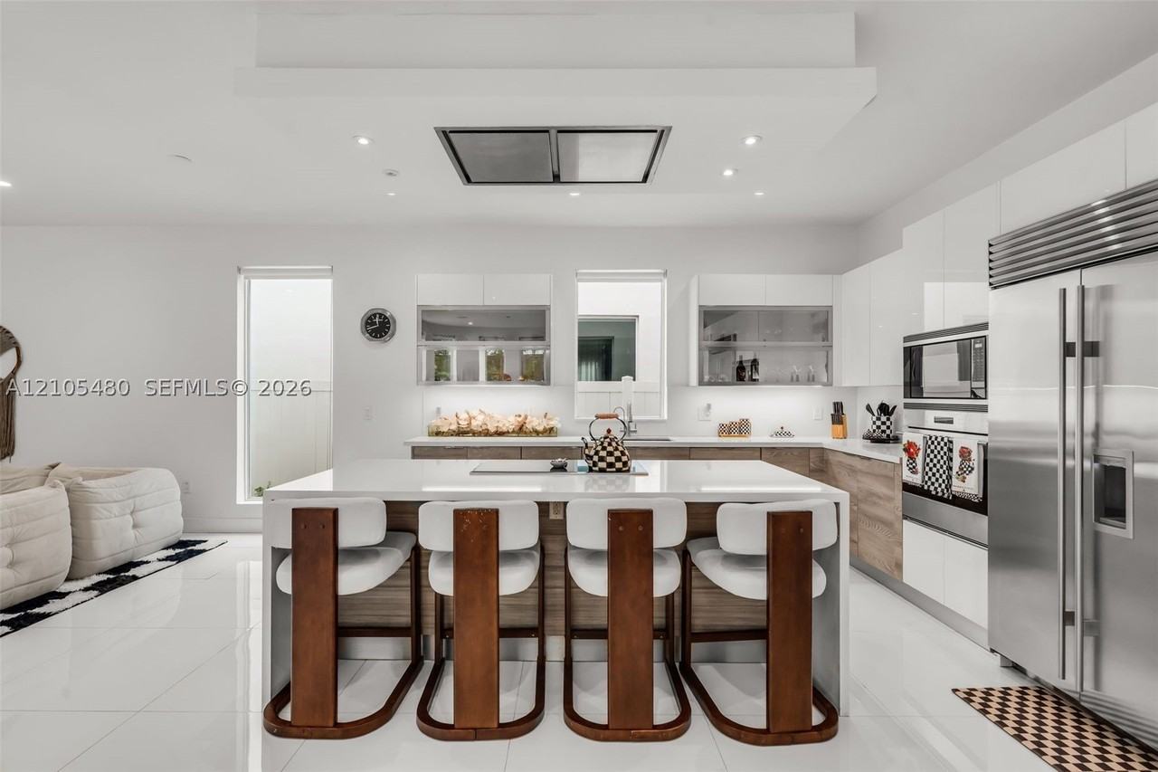 10445 Nw 68th Ter - Photo 3 of 47