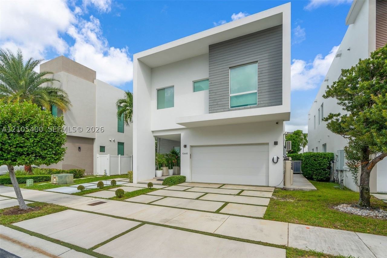 10445 Nw 68th Ter - Photo 5 of 47