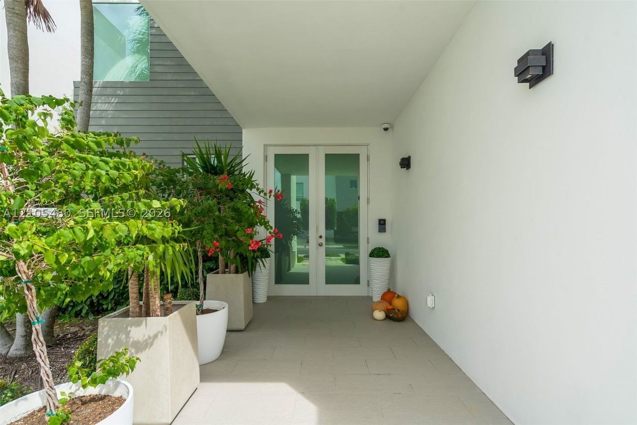 10445 Nw 68th Ter - Photo 6 of 47