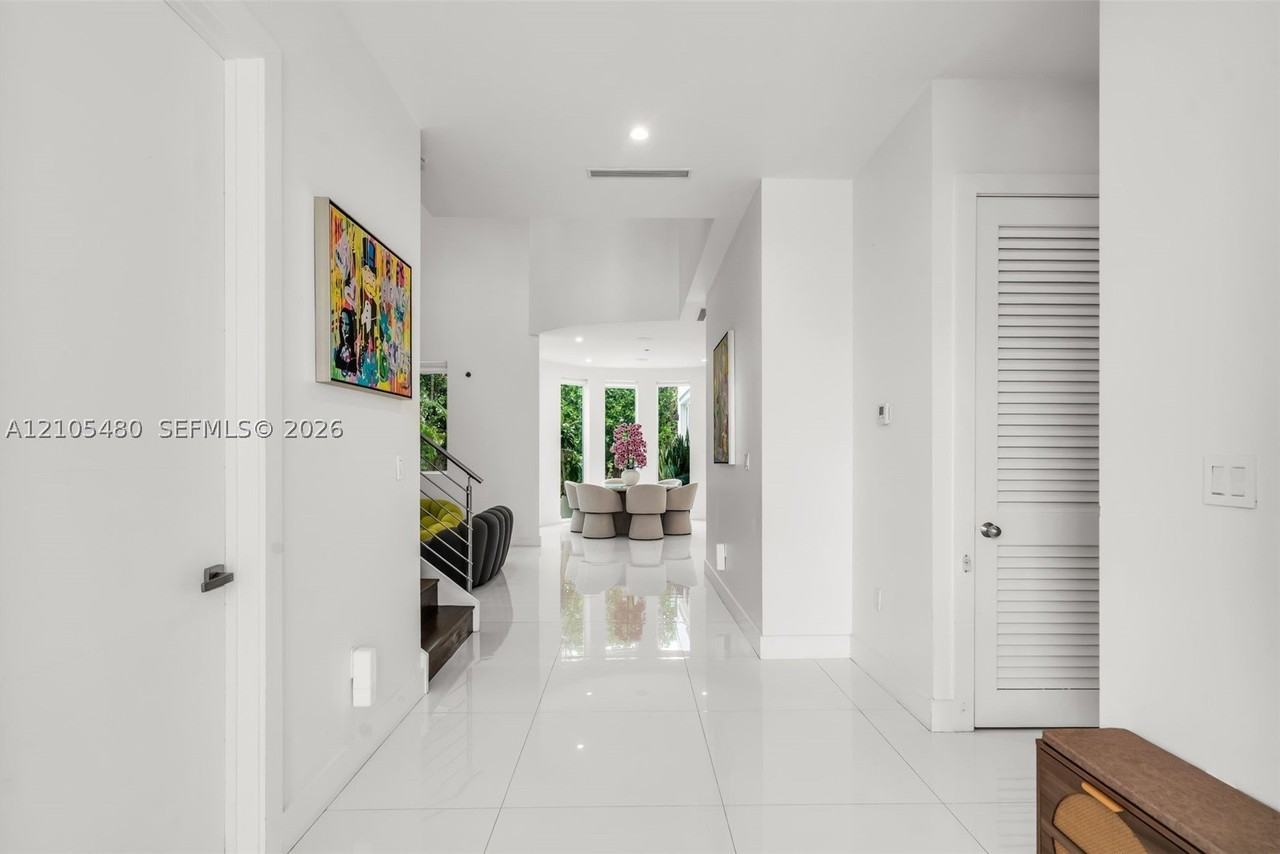 10445 Nw 68th Ter - Photo 7 of 47