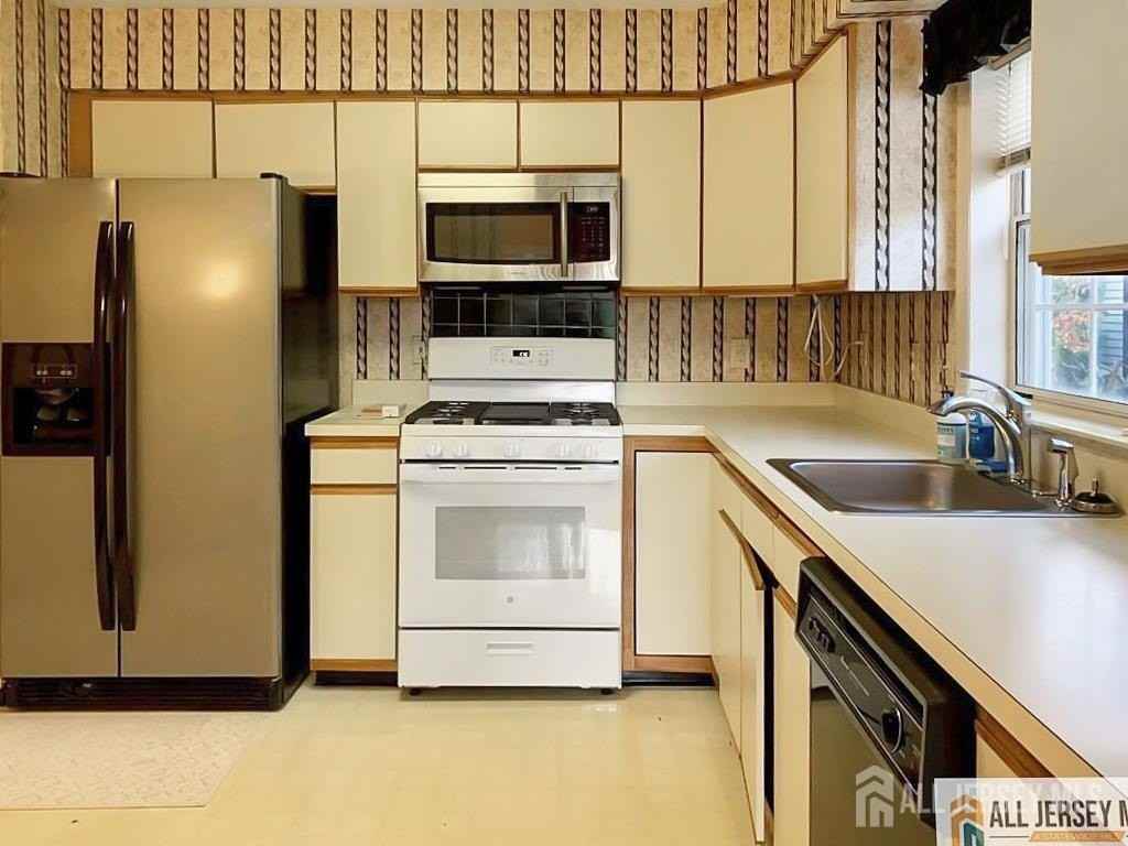 3 Edinburgh Dr #B - Photo 2 of 16