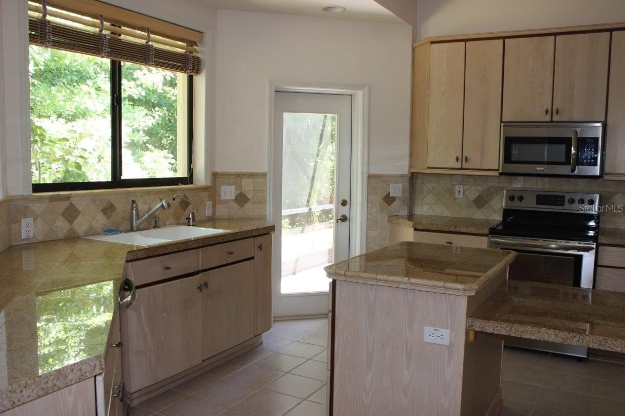 892 Sw 35th Ln - Photo 3 of 15