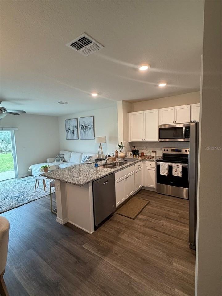 1241 Balsam Dr - Photo 4 of 34