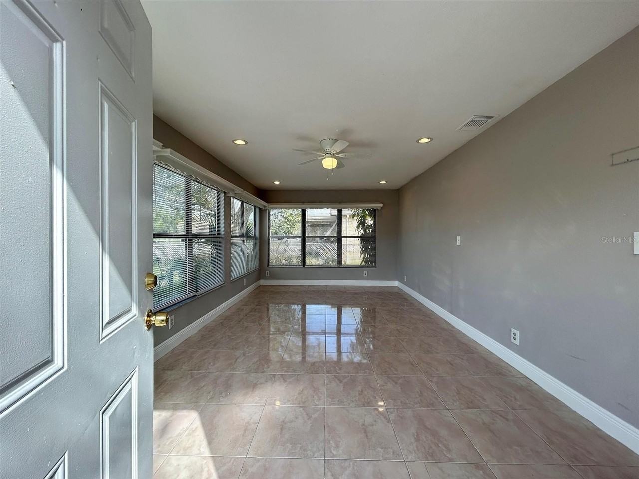 816 62nd Ave Ne - Photo 3 of 22