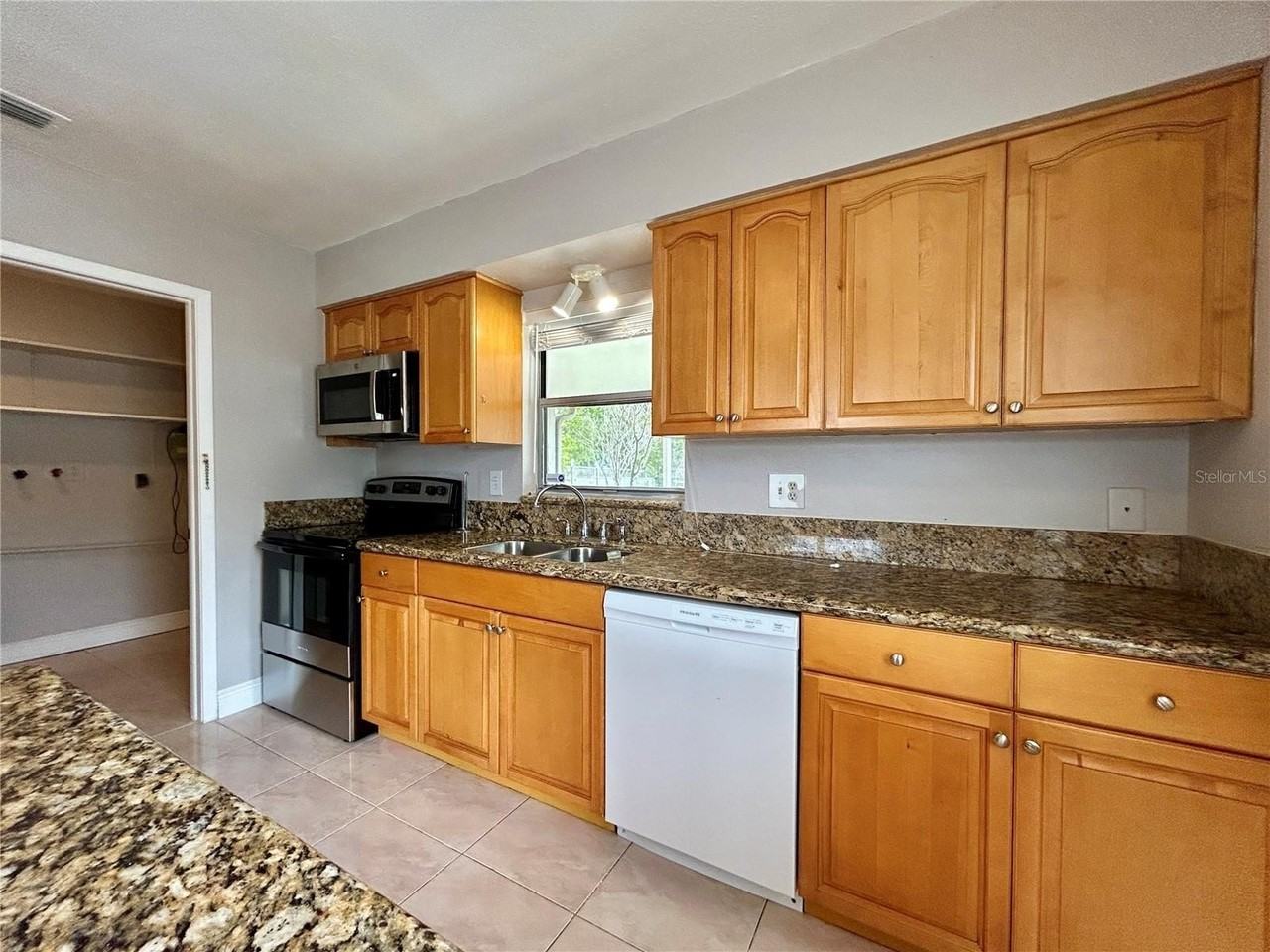 816 62nd Ave Ne - Photo 7 of 22