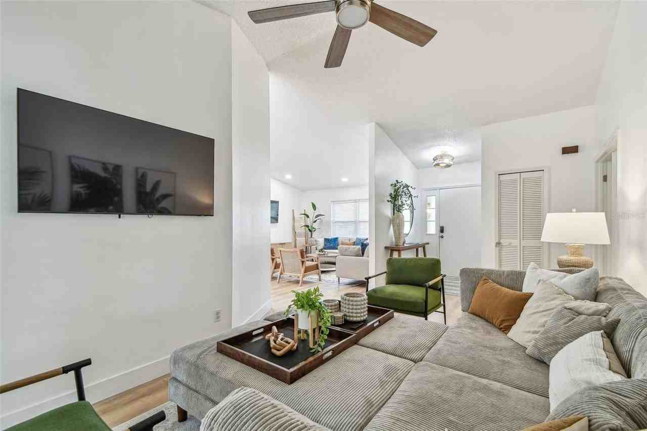 380 Fernshire Ct - Photo 6 of 34