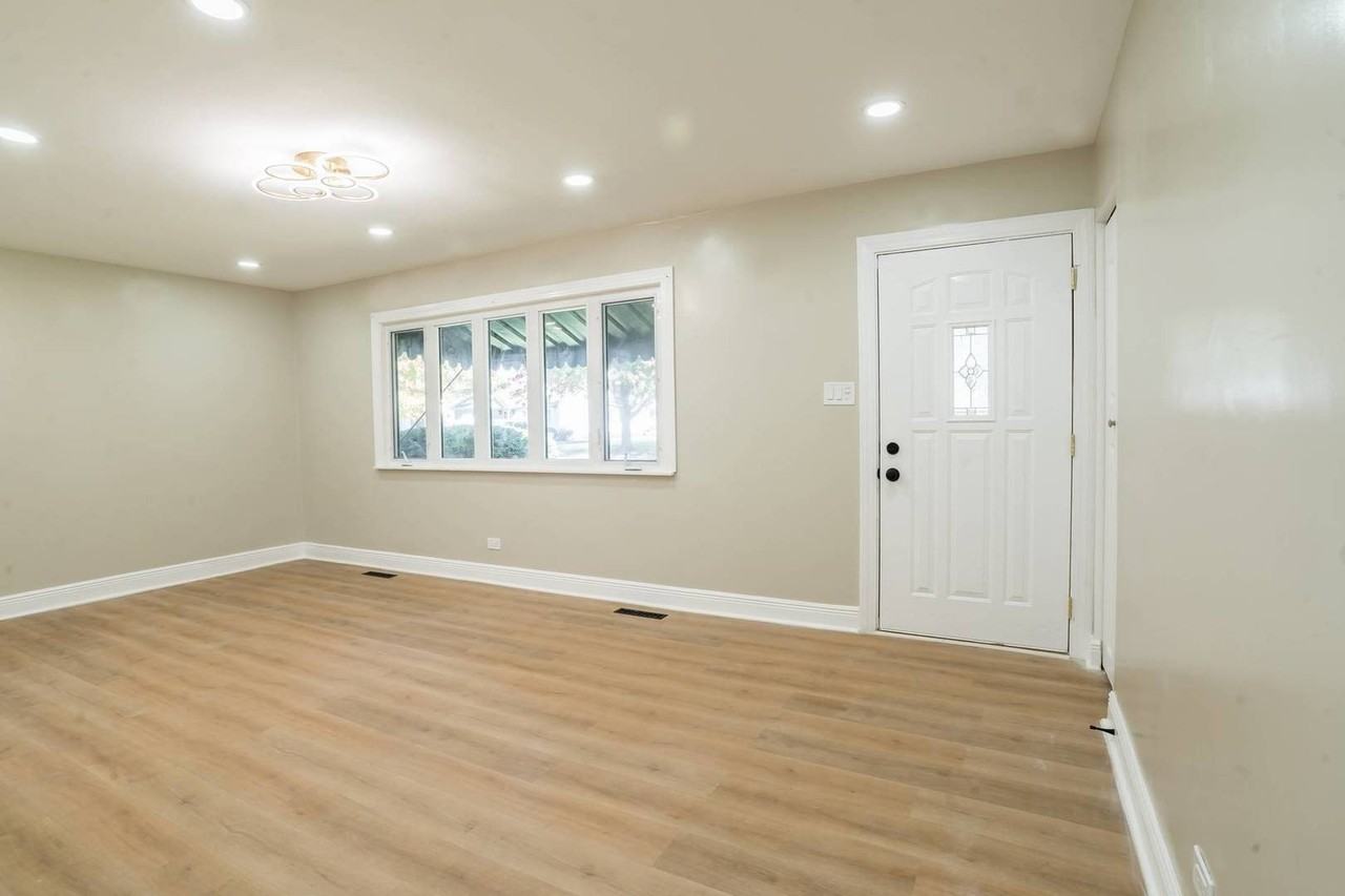 11024 Oxford Ave - Photo 2 of 18