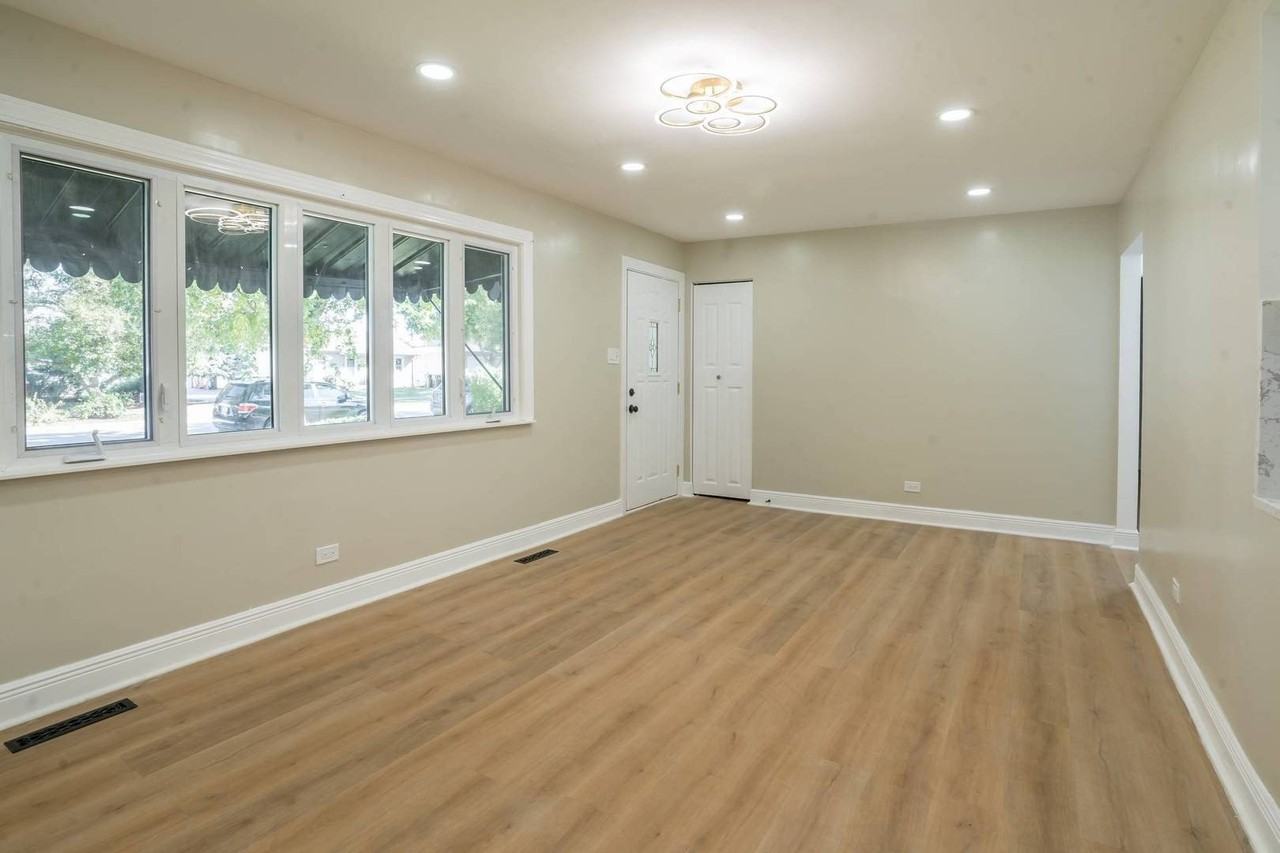11024 Oxford Ave - Photo 4 of 18