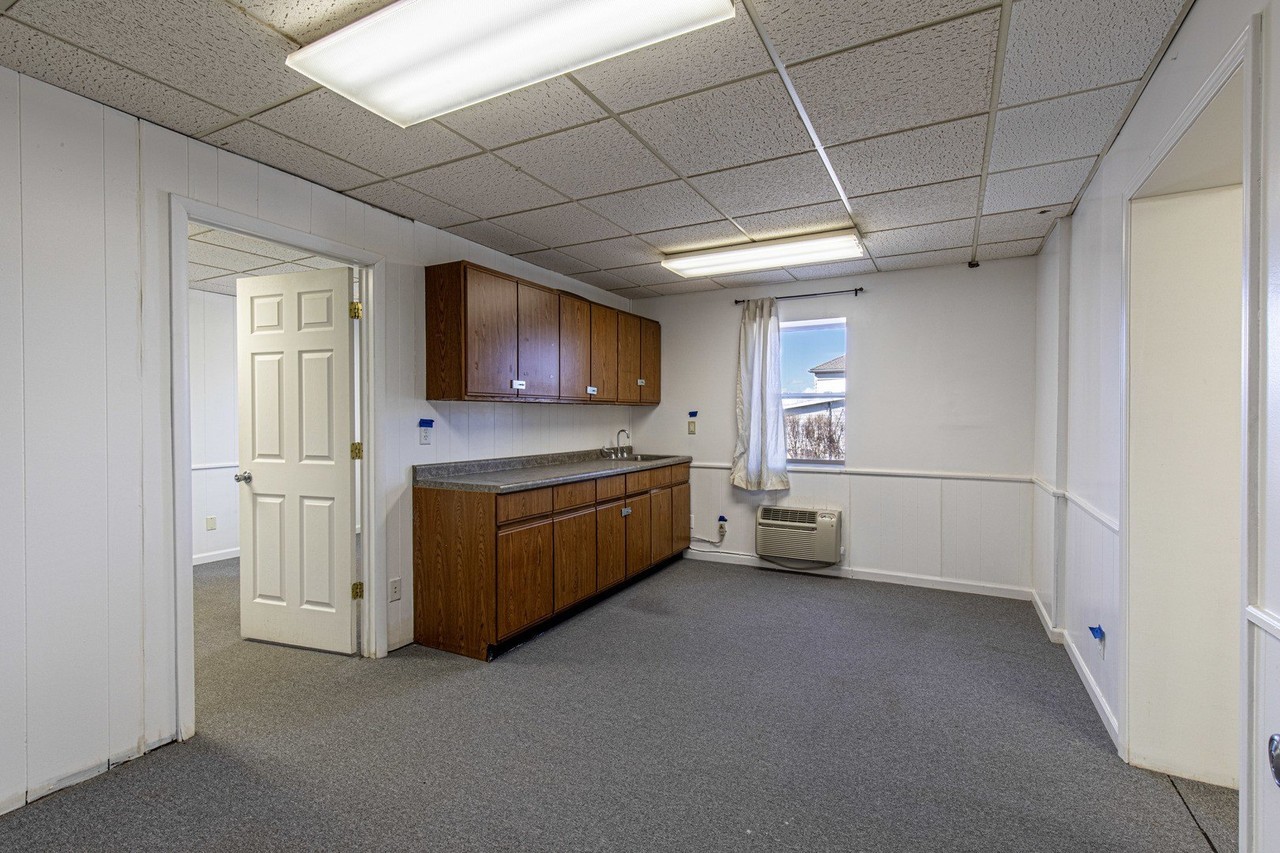 400 N Main St - Photo 7 of 19
