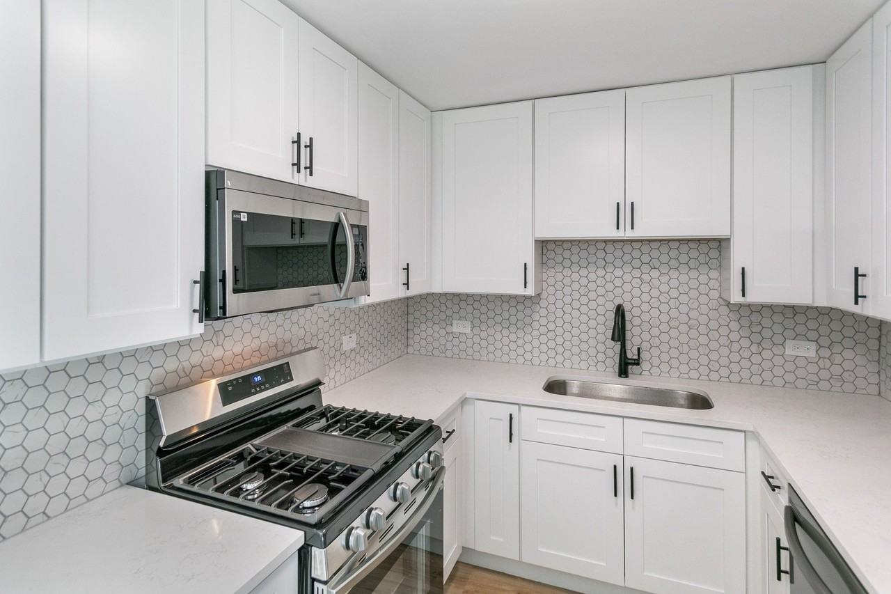 18200 Fountainbleau Dr - Photo 3 of 16