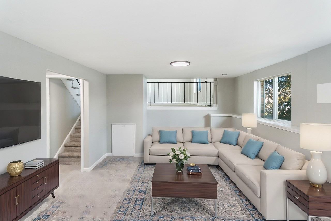 18200 Fountainbleau Dr - Photo 5 of 16