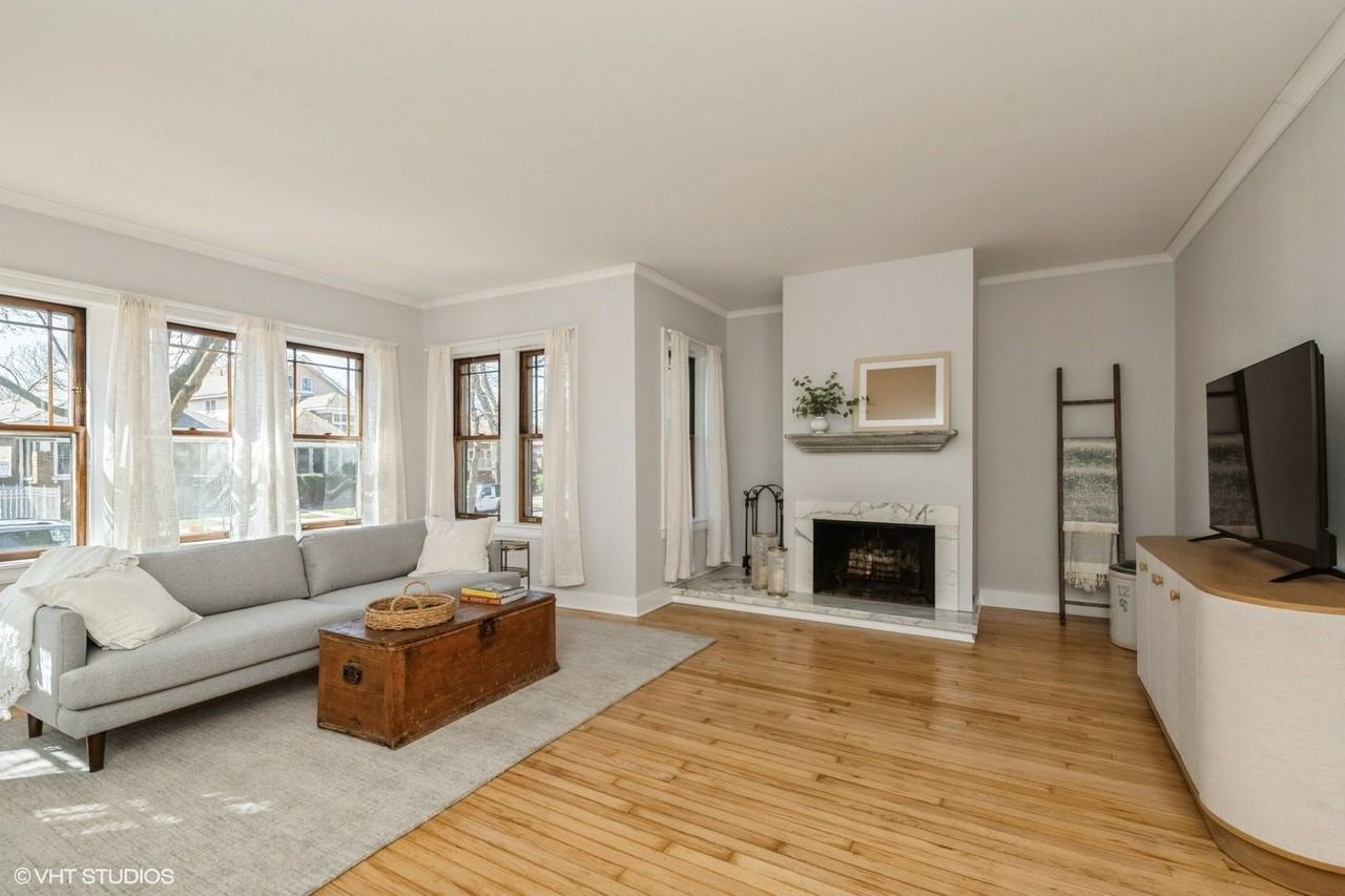 5003 N Hamlin Ave - Photo 3 of 22