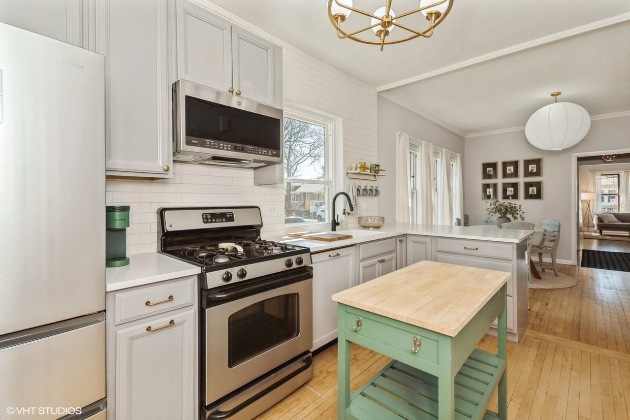 5003 N Hamlin Ave - Photo 5 of 22