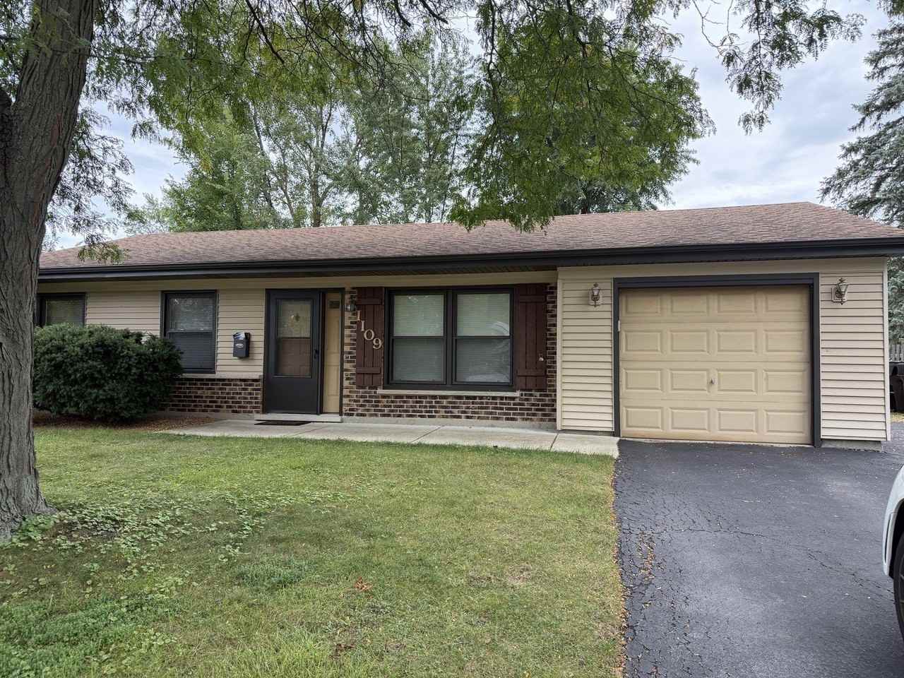 1109 Kingwood Ln - Photo 2 of 17