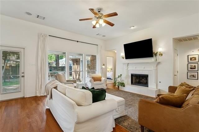 1101 Fairfield Ct - Photo 4 of 35