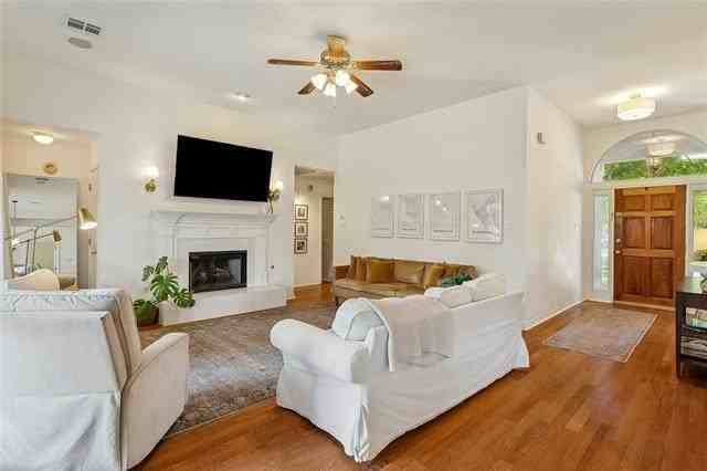 1101 Fairfield Ct - Photo 5 of 35