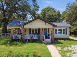 featured image of 1620 E 4th St
