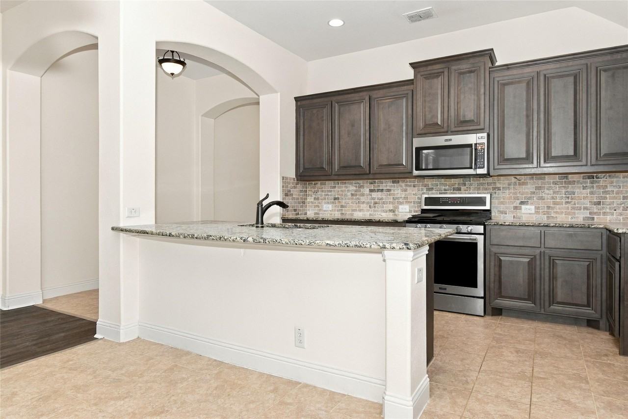 5205 Ambergate Ln - Photo 6 of 16