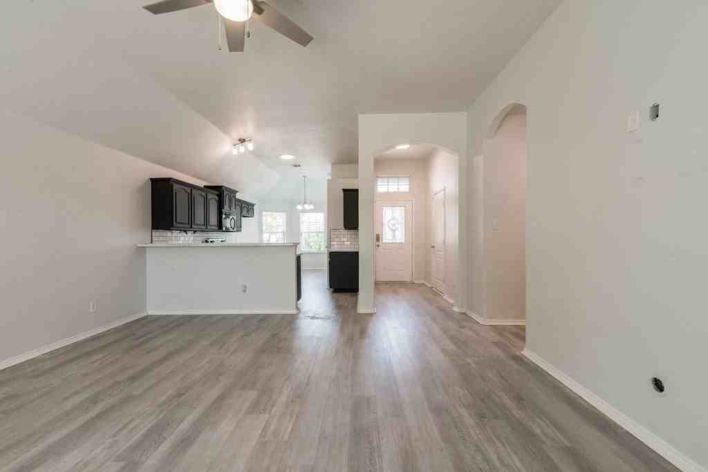 912 Hidden Oaks Dr - Photo 2 of 18