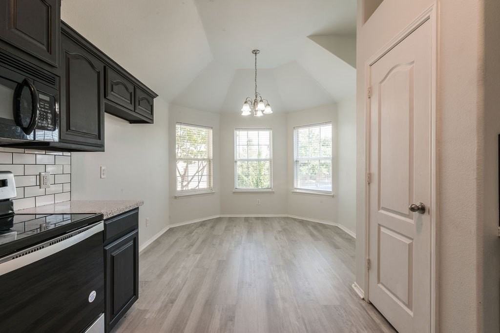 912 Hidden Oaks Dr - Photo 4 of 18