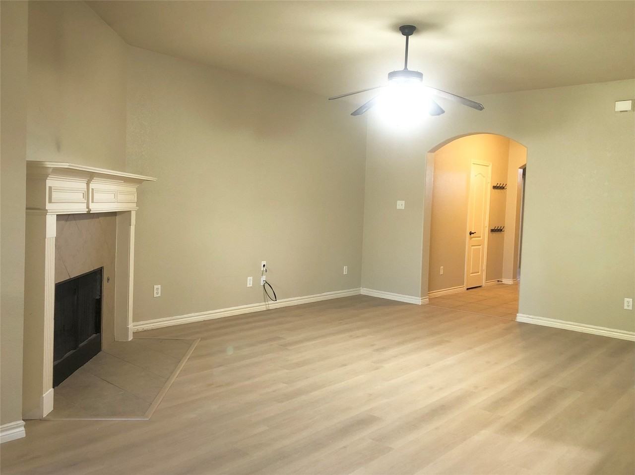 1710 Castle Creek Dr - Photo 4 of 25
