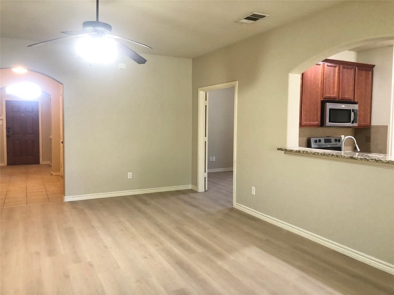 1710 Castle Creek Dr - Photo 5 of 25