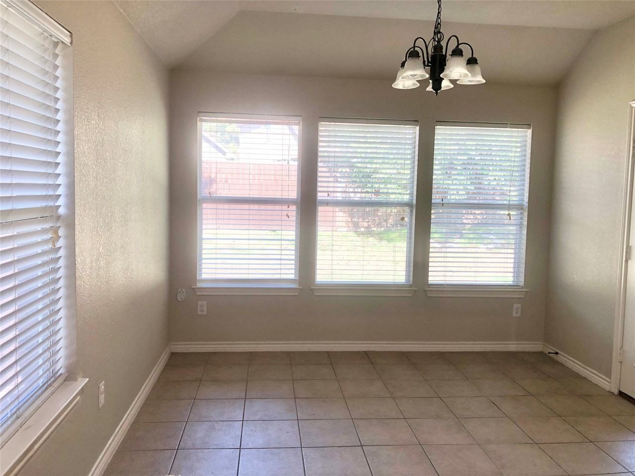 1710 Castle Creek Dr - Photo 6 of 25