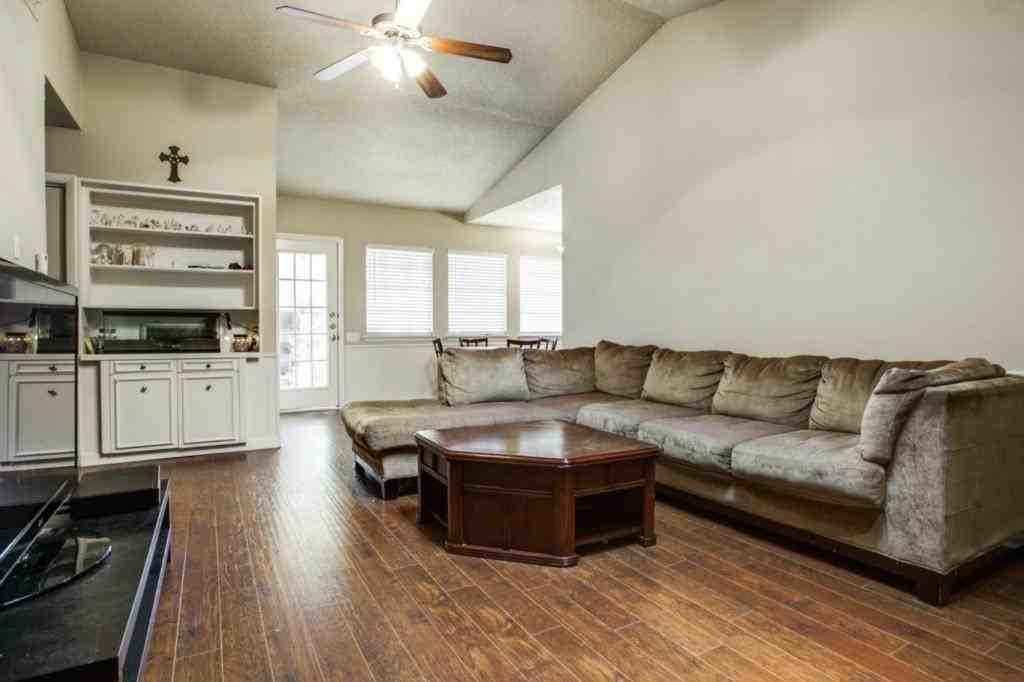 3801 Eugene Ct N - Photo 5 of 17