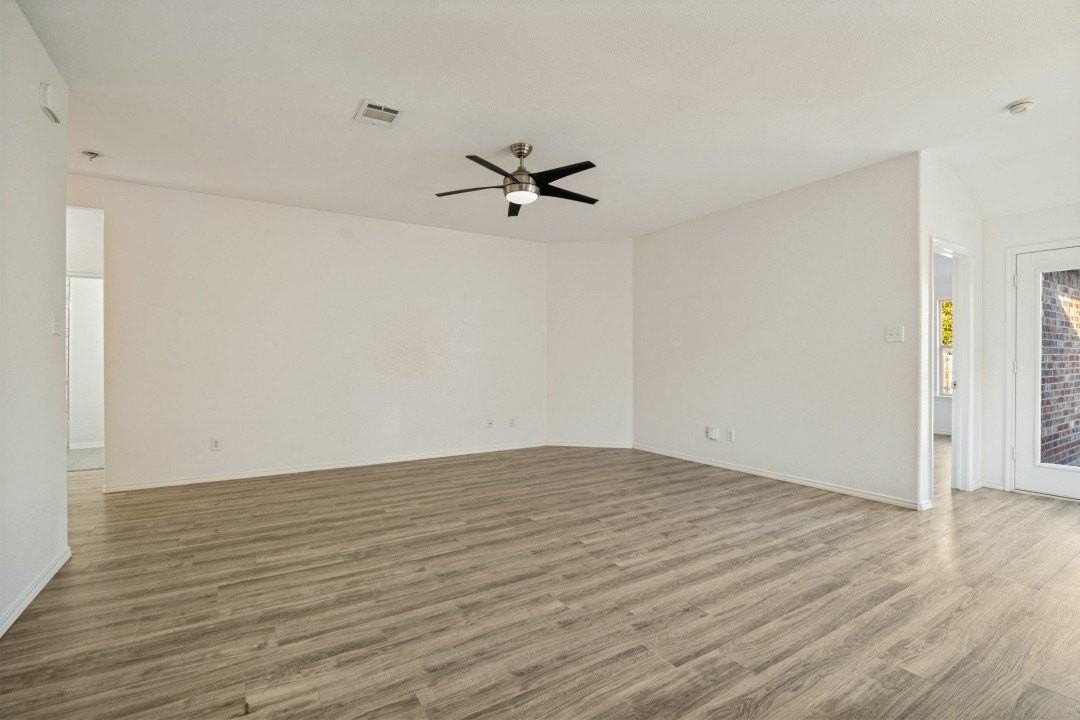 2815 Briarbrook Dr - Photo 3 of 12