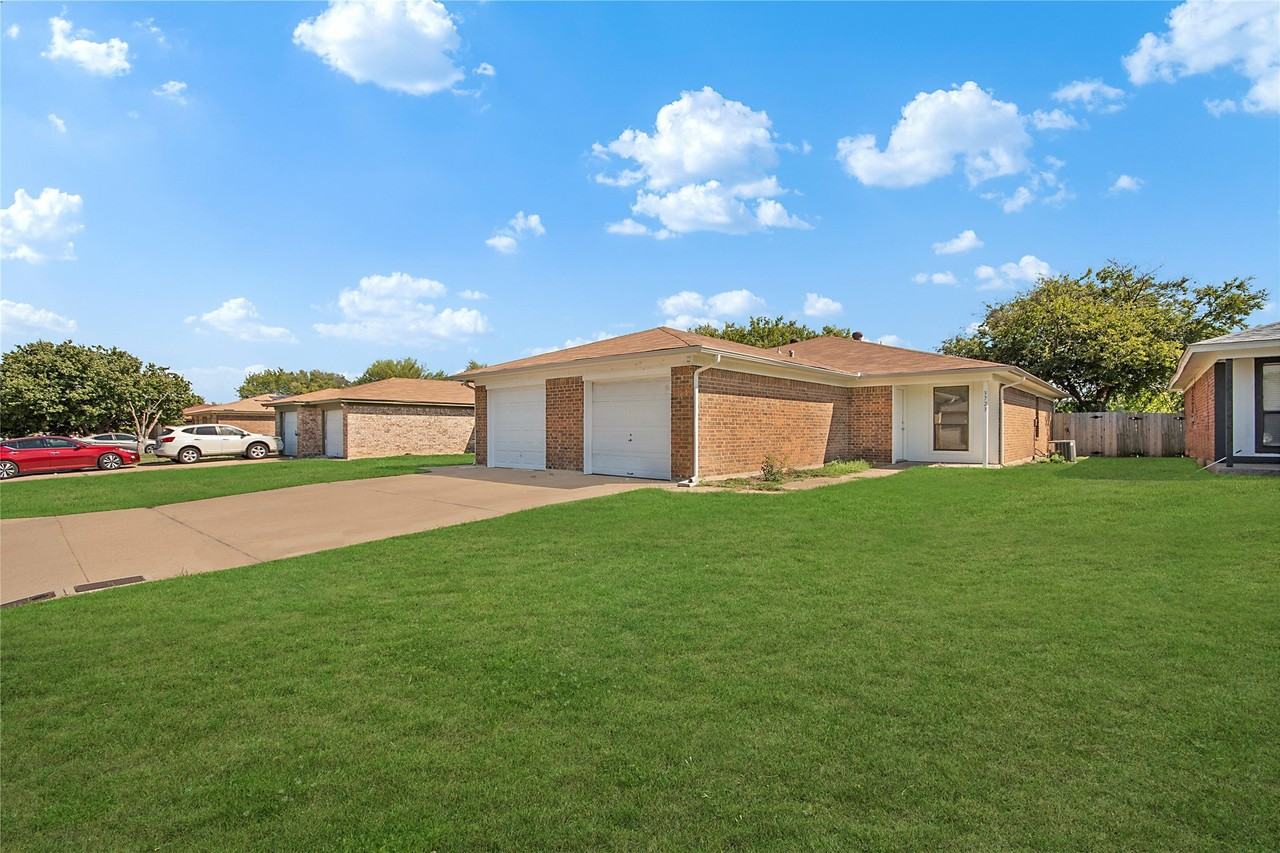3723 Hulen Park Cir - Photo 2 of 20