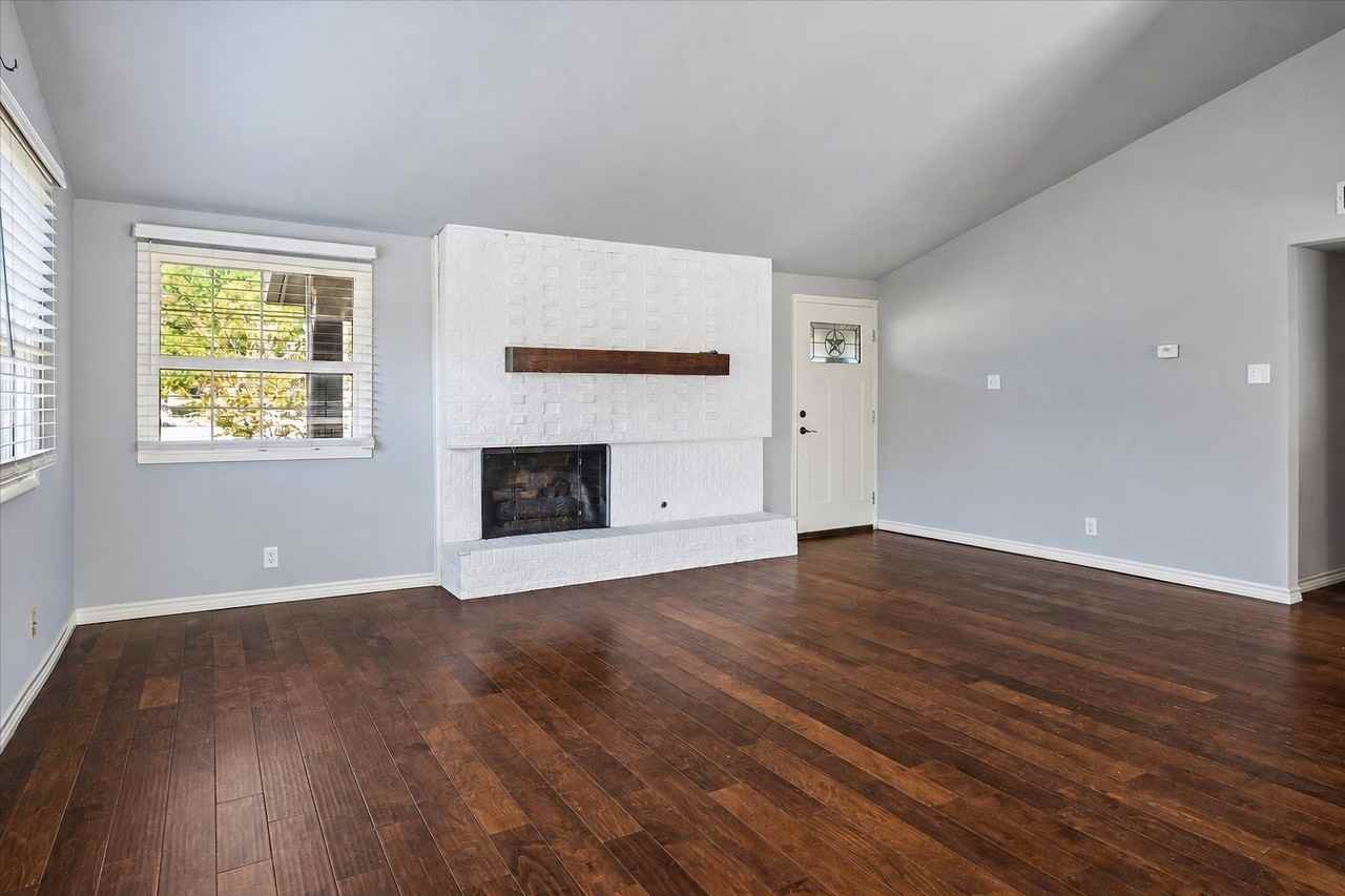 907 Melrose Dr - Photo 2 of 15