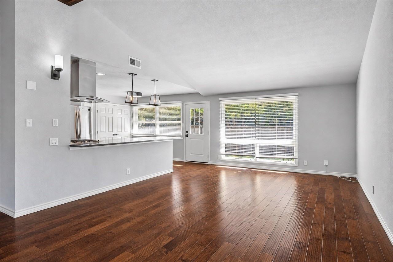 907 Melrose Dr - Photo 3 of 15