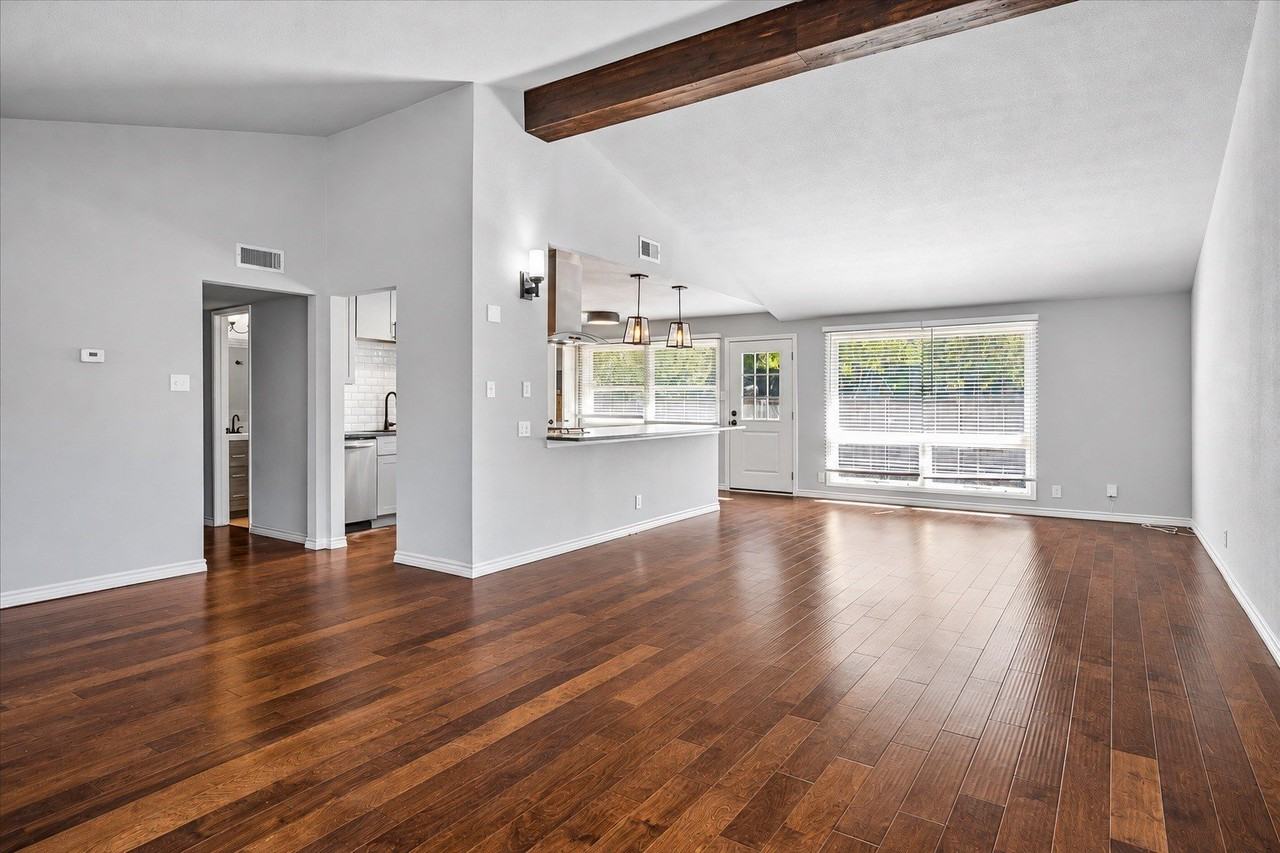907 Melrose Dr - Photo 4 of 15