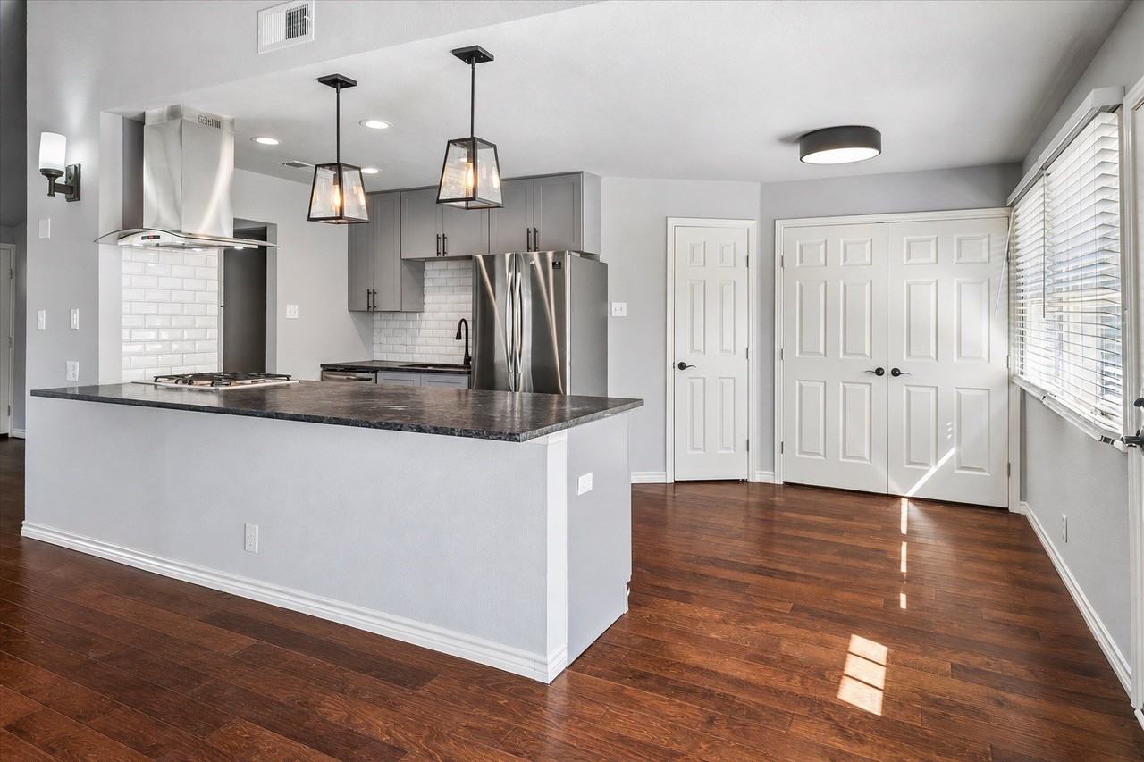 907 Melrose Dr - Photo 5 of 15