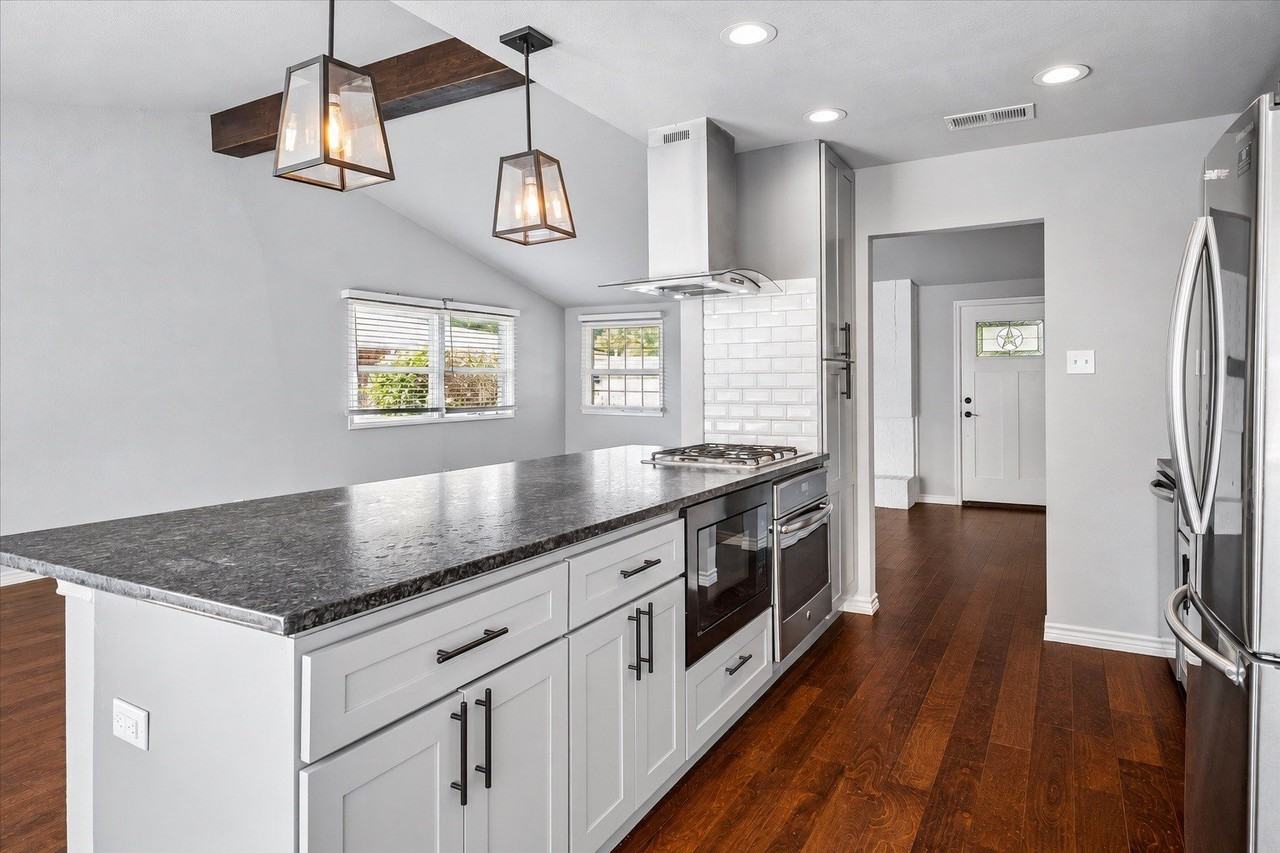907 Melrose Dr - Photo 6 of 15