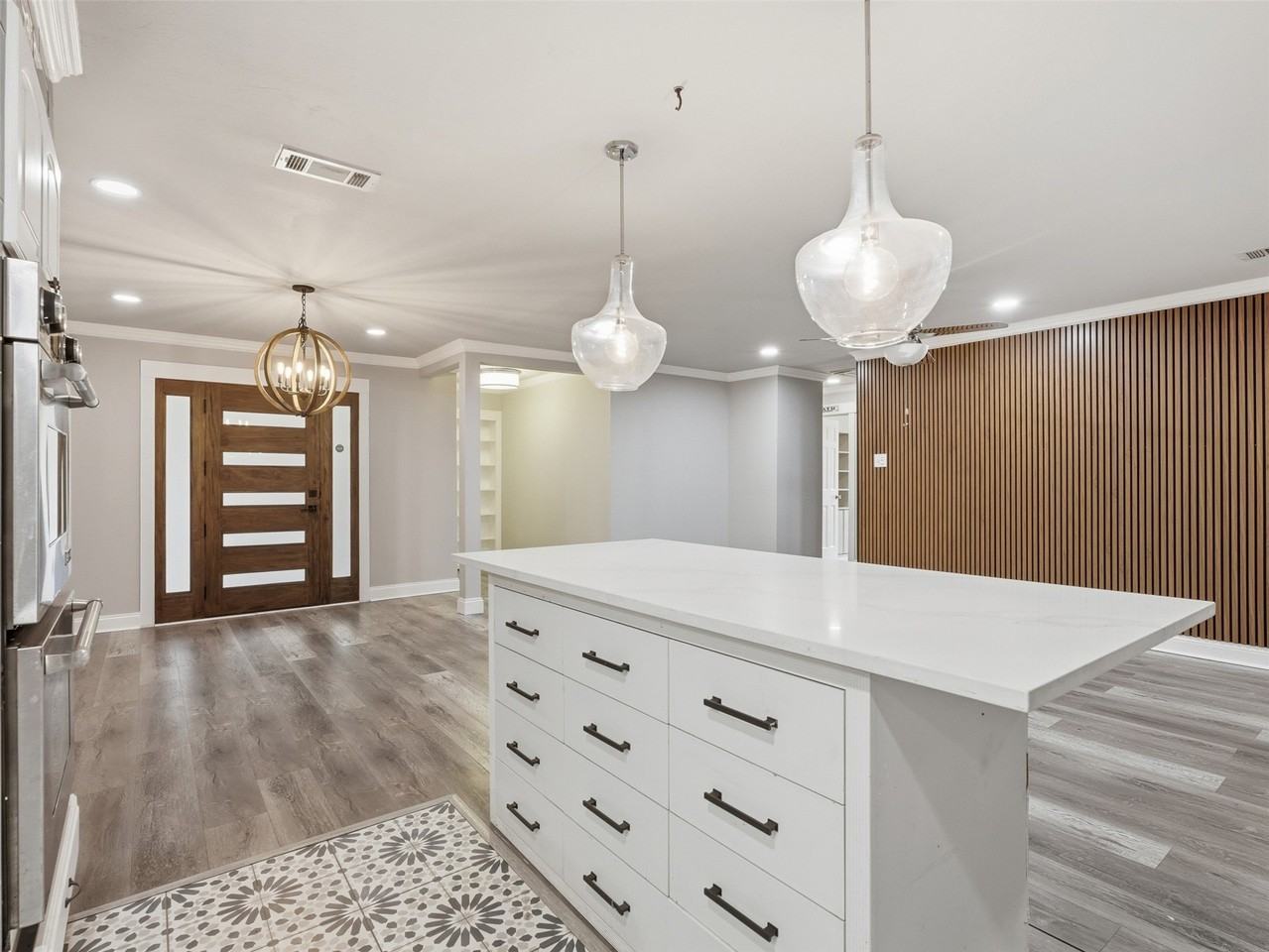 1402 Addington St - Photo 3 of 25