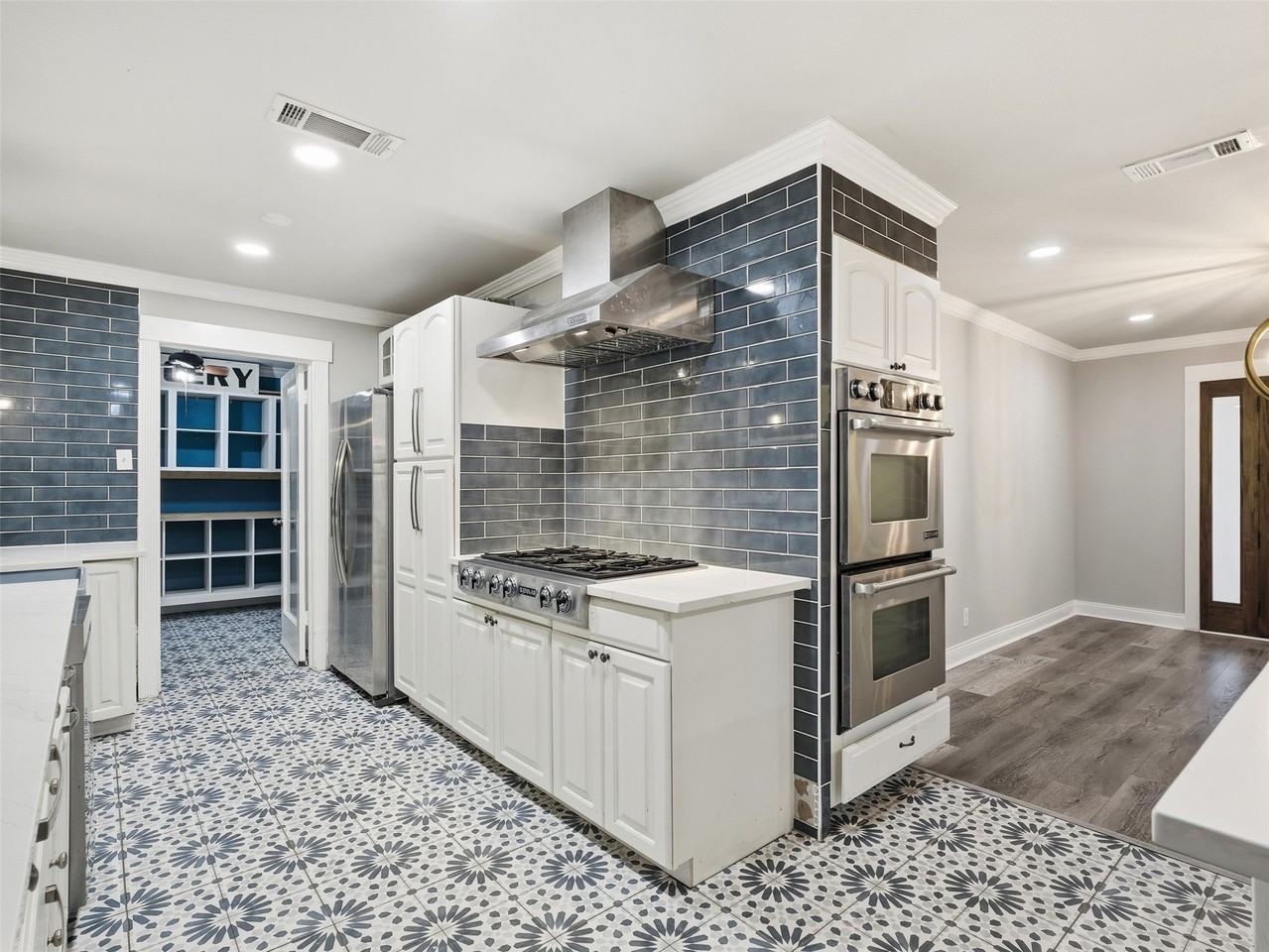 1402 Addington St - Photo 7 of 25