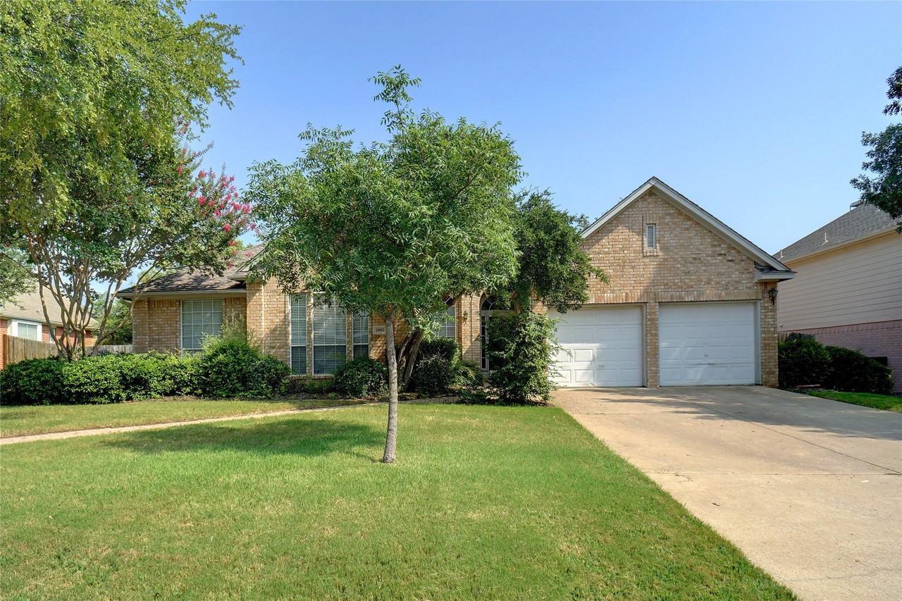 2802 Southwood Ct - Photo 2 of 17