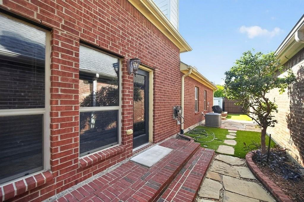 1431 Petersburgh Pl - Photo 7 of 32