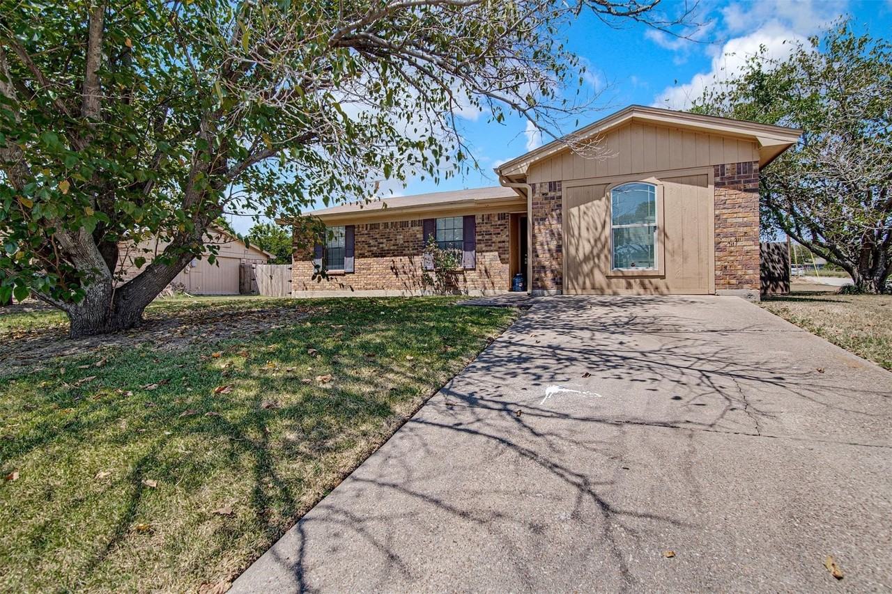 833 Springhill Dr - Photo 2 of 21