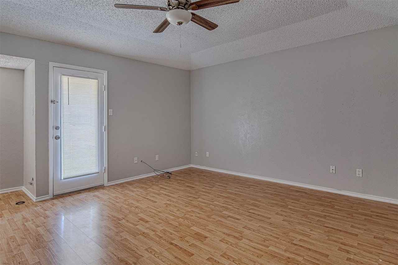 833 Springhill Dr - Photo 3 of 21