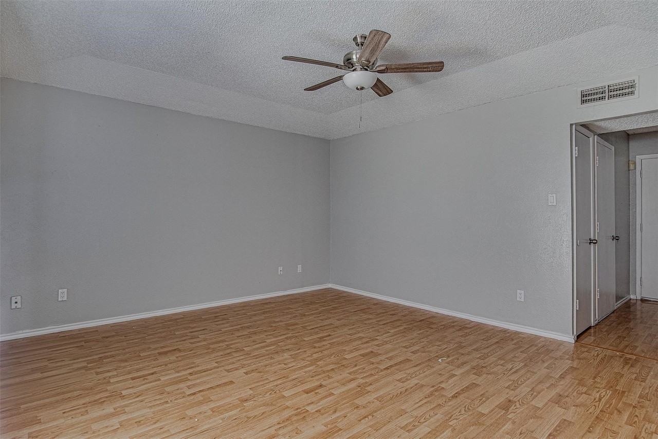 833 Springhill Dr - Photo 4 of 21